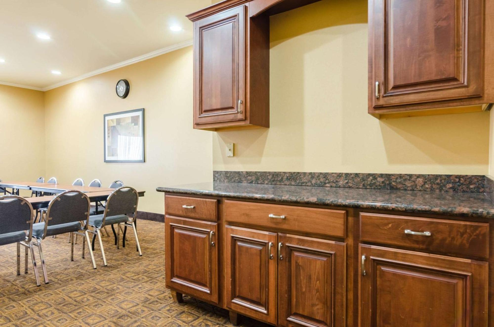 Comfort Suites Salina South エクステリア 写真