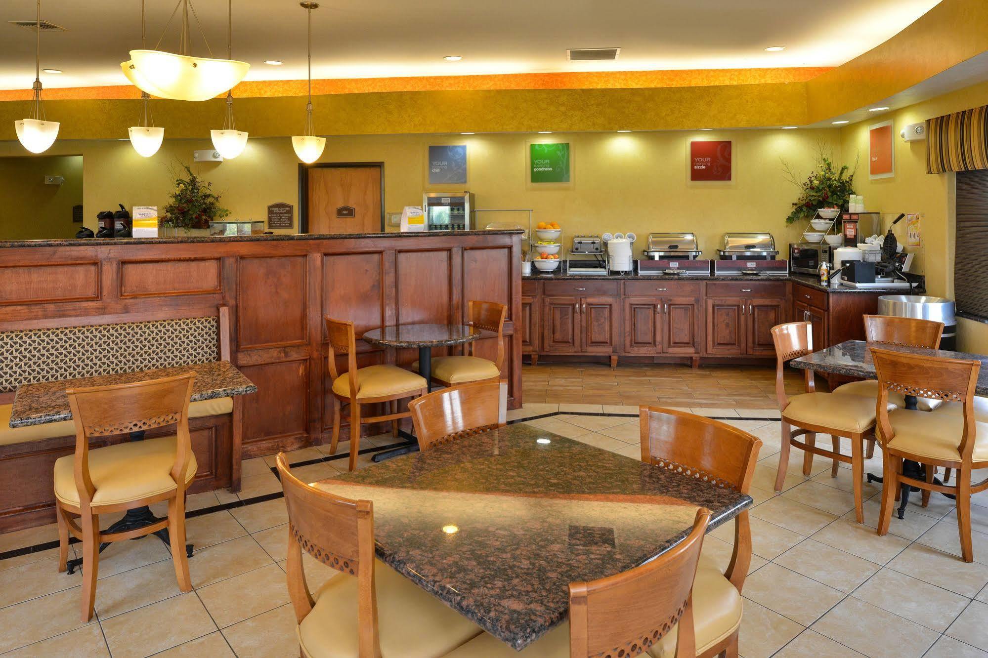 Comfort Suites Salina South エクステリア 写真