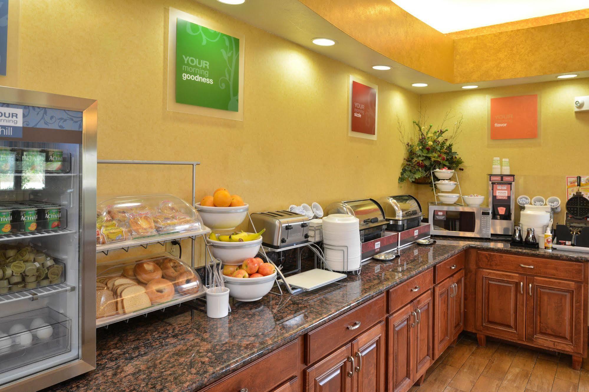 Comfort Suites Salina South エクステリア 写真